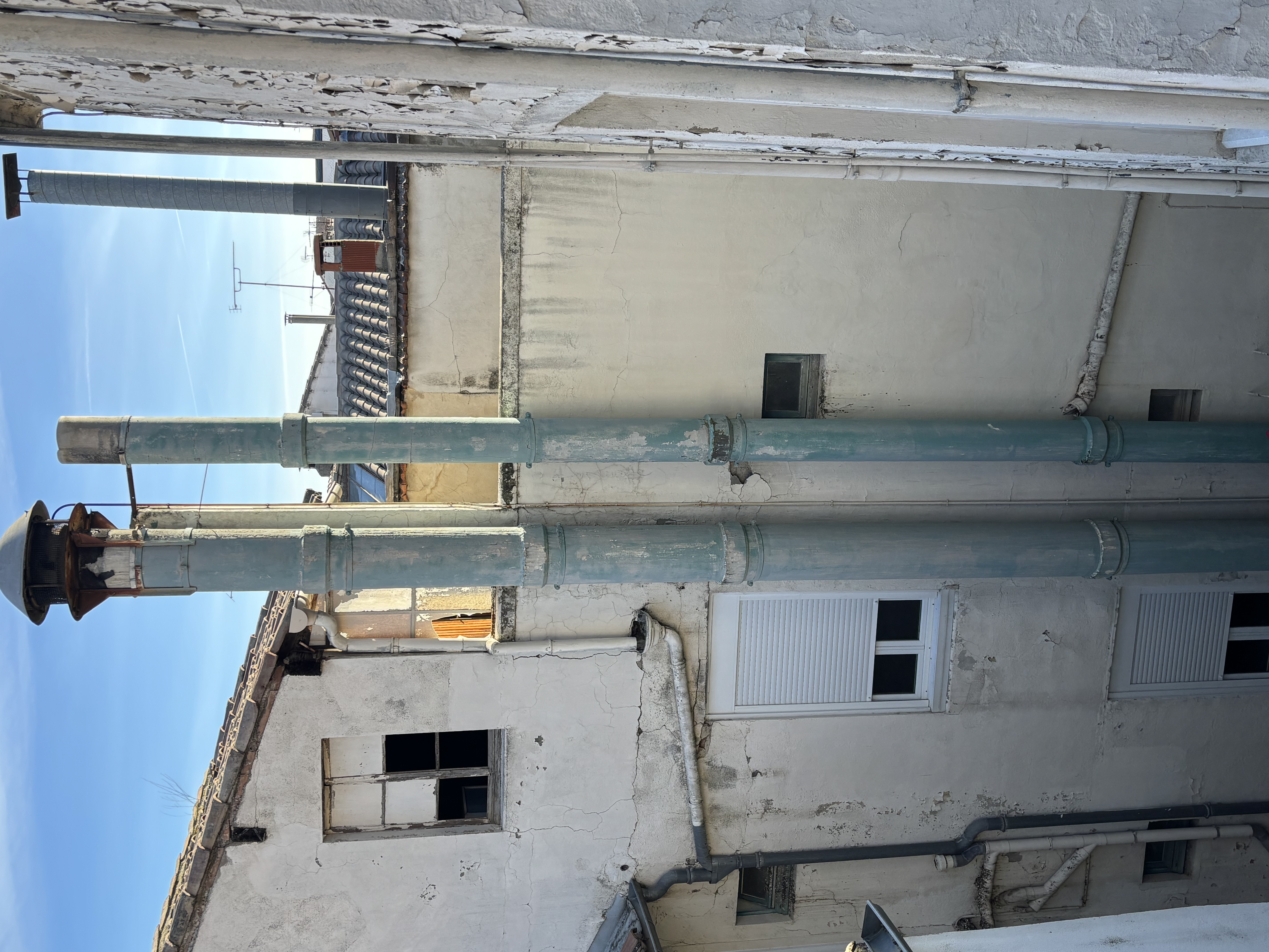 Photo de la réalisation : DESAMIANTAGE AVANT REHABILITATION D'UN IMMEUBLE